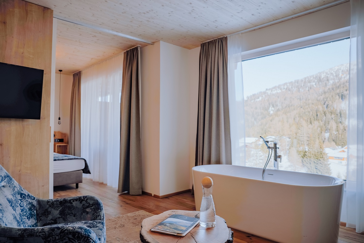 Freistehende Panorama Badewanne in der Katschberg Suite