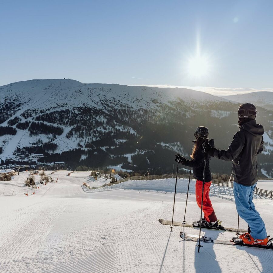 Wintersportler mit Aussicht auf den Aineck am Katschberg