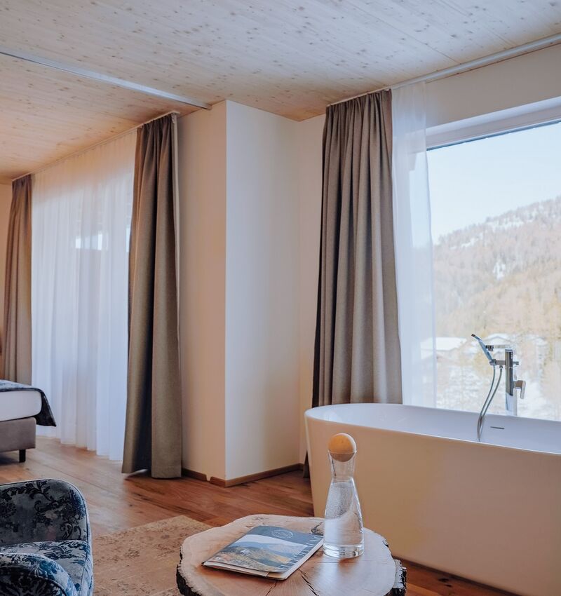 Free-standing bathtub in a luxurious room at Hotel Das Katschberg