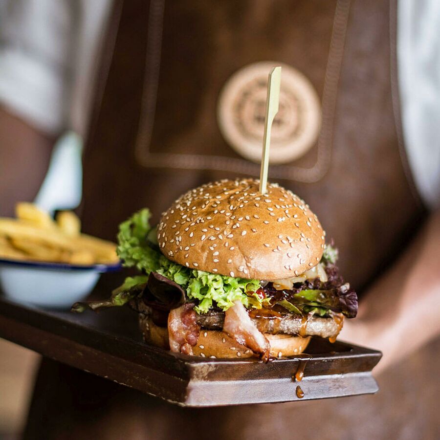 Burger mit Pommes im Hotelrestaurant das Katschberg