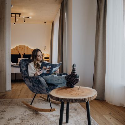 Frau beim Lesen in der Katschberg Suite