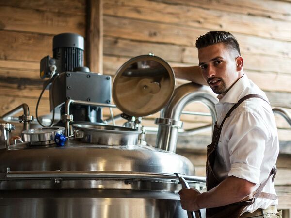 Junger Mann im Bierbrauen Prozess