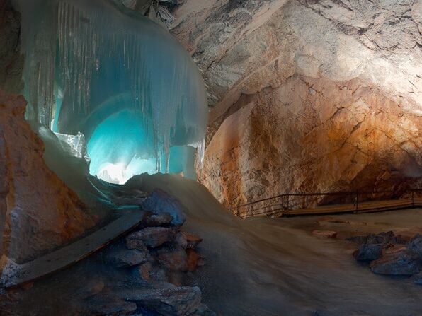 Innenansicht einer Höhle in der größten Eishöhle weltweit