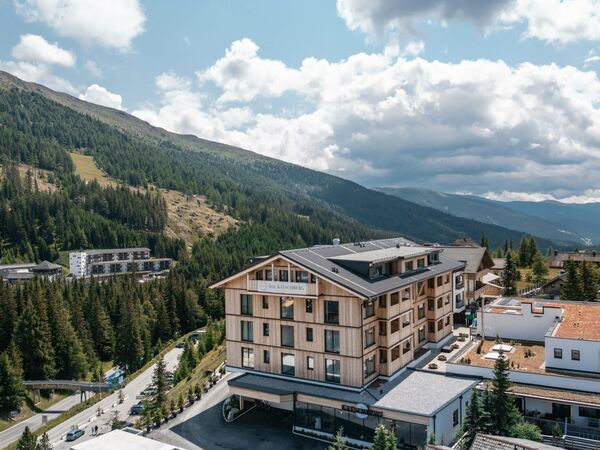 Luftaufnahme des Hotels Das Katschberg umgeben von Bergen und Wäldern