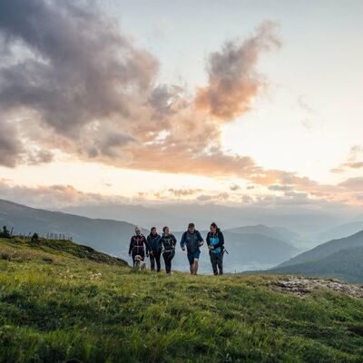 Gruppe beim Wandern im Sonnenuntergang