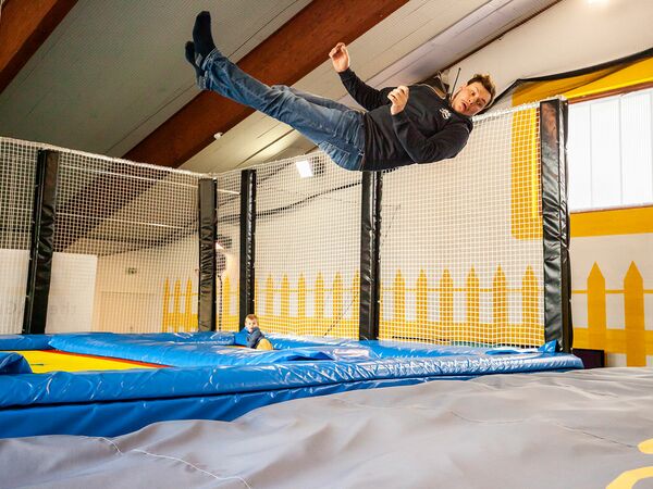 Junger Mann aktiv in der Sporthalle
