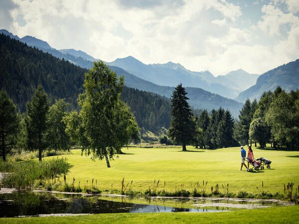 2 Golfer auf dem Golfplatz St. Micheal und Millstatt