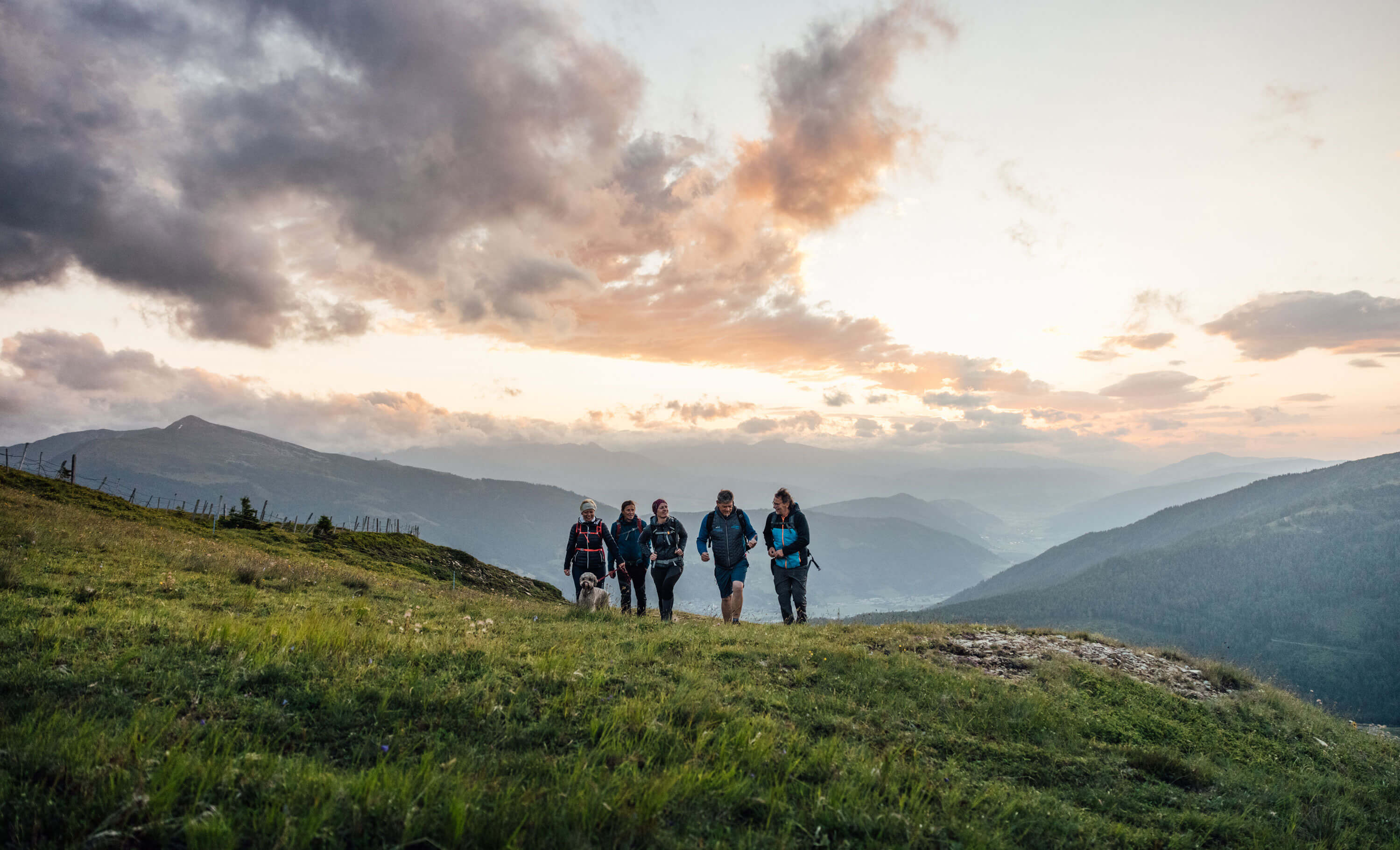 Gruppe beim Wandern im Sonnenuntergang am Katschberg