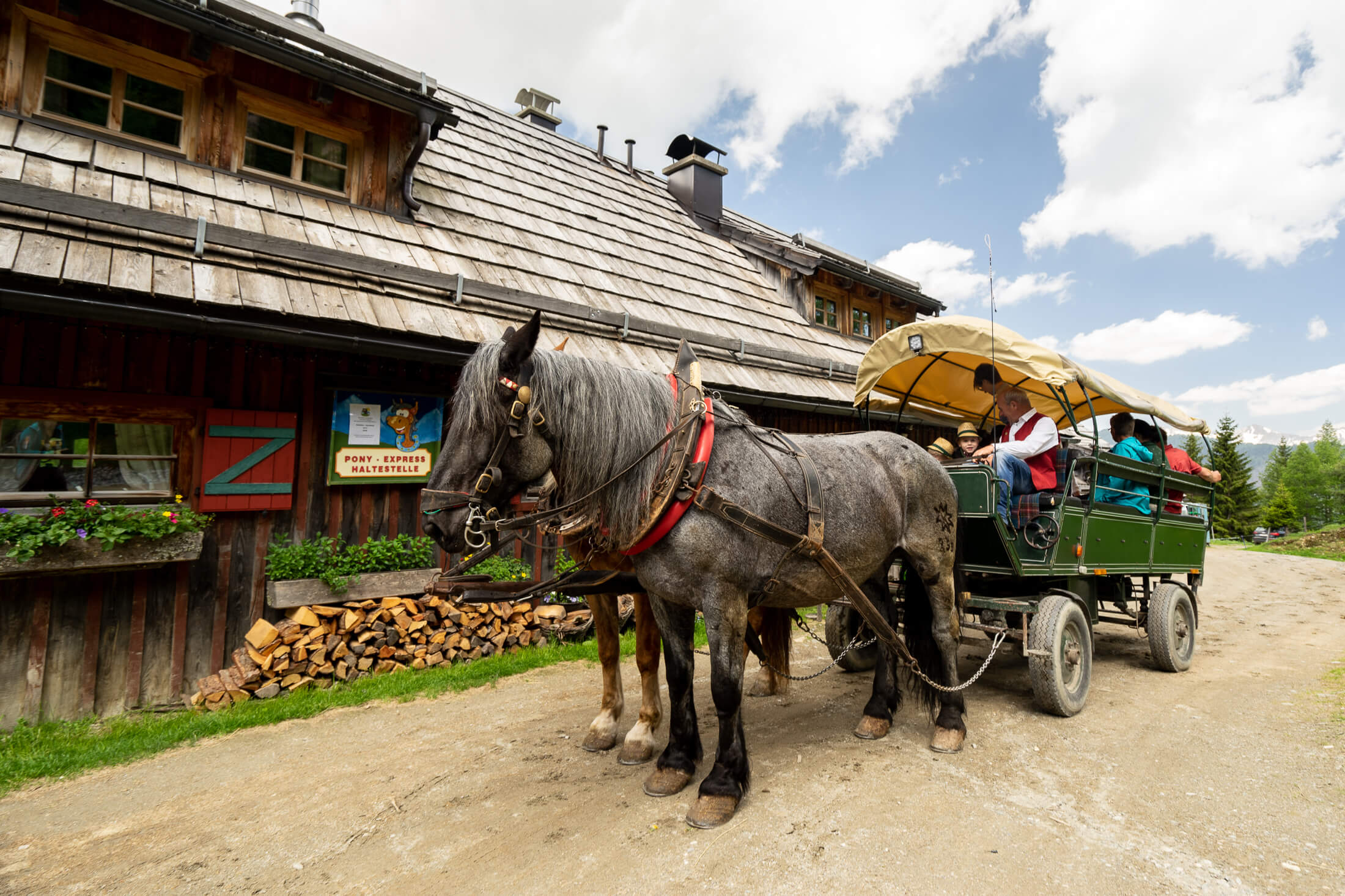 Pferdekutschenfahrt am Katschberg im Sommer