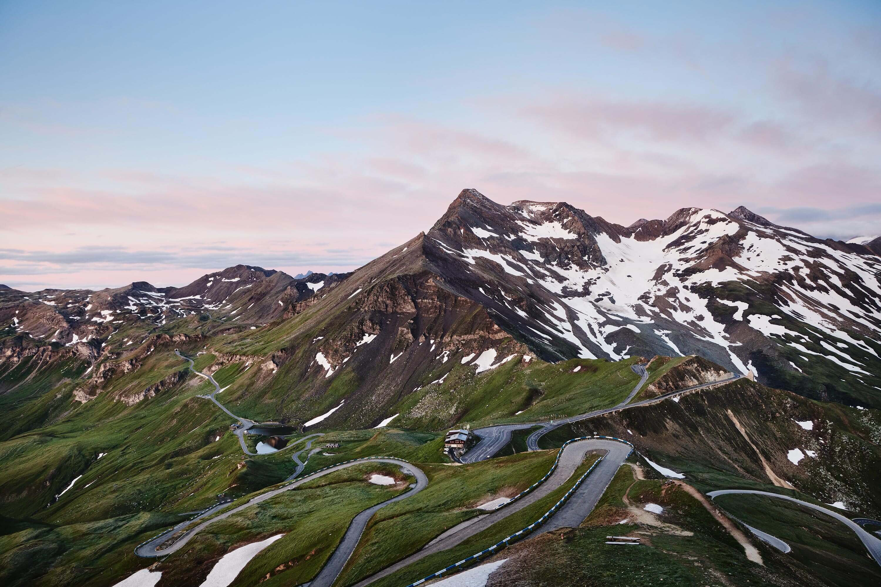 Großglockner Hochalpenstraße bei Sonnenuntergang