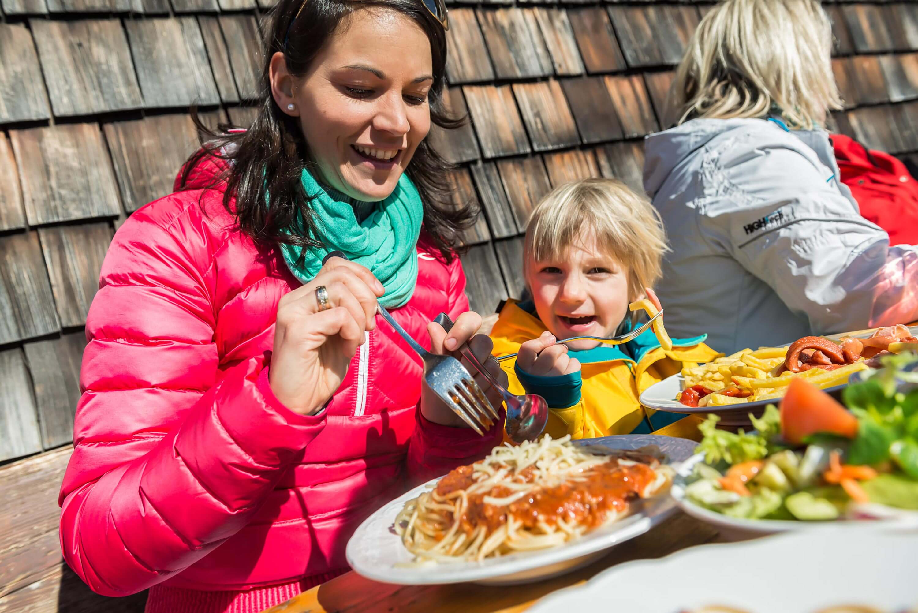 Familie beim Essen auf Almhütte am Katschberg